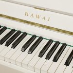 中古ピアノ カワイ(KAWAI Kb15J) 気品あふれるホワイトピアノ!置き場を選ばないコンパクトさ