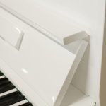 中古ピアノ カワイ(KAWAI Kb15J) 気品あふれるホワイトピアノ!置き場を選ばないコンパクトさ