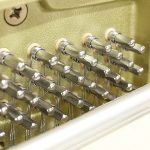 中古ピアノ カワイ(KAWAI Kb15J) 気品あふれるホワイトピアノ!置き場を選ばないコンパクトさ