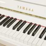 中古ピアノ ヤマハ(YAMAHA b113) 人気のヤマハ「bシリーズ」を気品あふれるホワイトピアノに!