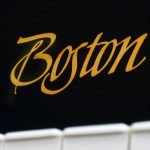 中古ピアノ ボストン(BOSTON 193) 演奏者を魅了するボストンサウンド「Boston」ロゴ