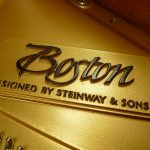 中古ピアノ ボストン(BOSTON 193) 演奏者を魅了するボストンサウンドロゴ