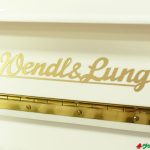 新品ピアノ ウェンドル＆ラング(WENDEL&LUNG AU118WHT) デンマーク王室でも使われているアップライトピアノ。ロゴ