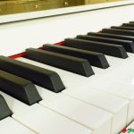 新品ピアノ ウェンドル＆ラング(WENDEL&LUNG AU118WHT) デンマーク王室でも使われているアップライトピアノ。鍵盤アップ