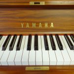 中古ピアノ ヤマハ(YAMAHA W101) 個性豊かな木目ピアノ