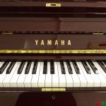 中古ピアノ ヤマハ(YAMAHA W108BS) サペリ材を化粧版に使用した贅沢で明るい木目モデル正面