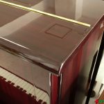 中古ピアノ ヤマハ(YAMAHA W108BS) サペリ材を化粧版に使用した贅沢で明るい木目モデル天屋根前