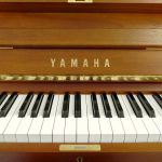 中古ピアノ ヤマハ(YAMAHA W109B) お部屋を明るく美しく演出♪希少木目ピアノロゴ