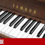 中古ピアノ ヤマハ(YAMAHA W110WnC) 華やかな花柄象嵌♪人気の木目コンパクトタイプ