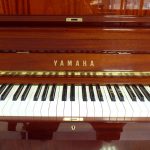 中古ピアノ ヤマハ(YAMAHA W106BM) お部屋のインテリアとしても最適な木目調ピアノ正面