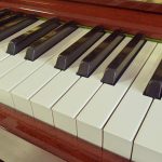 中古ピアノ ヤマハ(YAMAHA W106BM) お部屋のインテリアとしても最適な木目調ピアノ鍵盤アップ