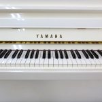 中古ピアノ ヤマハ(YAMAHA W116HC) ホワイトの外装、猫脚、装飾が華やかなコンパクトピアノ正面