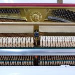中古ピアノ ヤマハ(YAMAHA W116HC) ホワイトの外装、猫脚、装飾が華やかなコンパクトピアノ内装
