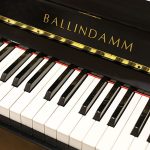 中古ピアノ バリンダム(BALLINDAMM BU20 IMPERIAL(インペリアル)) ワンポイントの装飾がお洒落な国産ピアノ