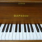 中古ピアノ ディアパソン(DIAPASON 183E) 国産ブランドの隠れた名品　大橋デザイン　ディアパソンピアノ　深みがあり、明るい音色