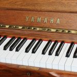 中古ピアノ ヤマハ(YAMAHA W105) 風格が漂う個性豊かな木目ピアノ