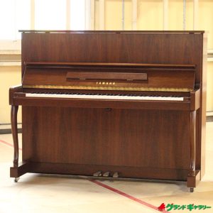 中古ピアノ ヤマハ(YAMAHA MC10WnC) 落ち着きある暖かい感触。人気の木目、猫脚採用モデル♪