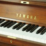 中古ピアノ ヤマハ(YAMAHA W102) 安らぎを与える落ち着いた褐色の木目ピアノ