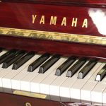 中古ピアノ ヤマハ(YAMAHA W110BB) 鮮やかな色合い、猫脚が優雅な木目ピアノ