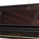 中古ピアノ アポロ(APOLLO SR565) グランドピアノの演奏性能に劣らない優雅な木目・猫脚ピアノ