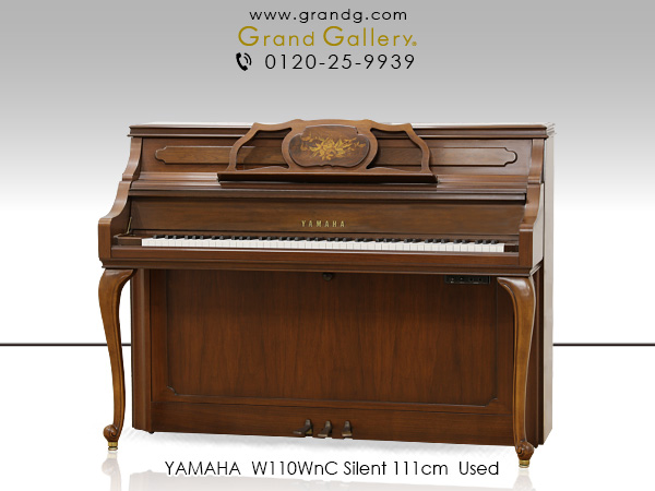 中古ピアノ ヤマハ(YAMAHA W110WnC) 華やかな花柄象嵌＆消音（サイレント）機能が付いた木目コンパクトピアノ