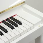 中古ピアノ ヤマハ(YAMAHA MC202) 華やかなホワイトカラー！本体再塗装済み！