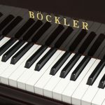 中古ピアノ (BOCKLER AG200) ワインレッドの外装が上品なコンパクトグランドピアノ
