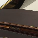 中古ピアノ (BOCKLER AG200) ワインレッドの外装が上品なコンパクトグランドピアノ