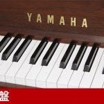 中古ピアノ ヤマハ(YAMAHA W100WnC) 花柄象嵌が美しいインテリア感覚あふれる木目ピアノ