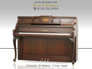 中古ピアノ ヤマハ(YAMAHA W100WnC) 花柄象嵌が美しいインテリア感覚あふれる木目ピアノ