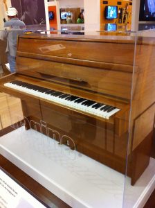 ピアノコラム　【ジョン・レノンとスタインウェイピアノ】　ビートルズ博物館に展示