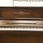 中古ピアノ クロイツェル(KREUTZER KE703) 重厚なフォルムとバロック風装飾の見事な融合 中古ピアノ クロイツェル(KREUTZER KE703) 重厚なフォルムとバロック風装飾の見事な融合