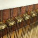 中古ピアノ クロイツェル(KREUTZER KE703) 重厚なフォルムとバロック風装飾の見事な融合 中古ピアノ クロイツェル(KREUTZER KE703) 重厚なフォルムとバロック風装飾の見事な融合