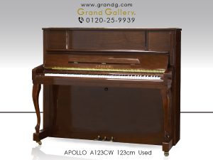 中古ピアノ アポロ(APOLLO A123CW) 総アグラフ搭載の木目・猫脚ピアノ