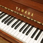 中古ピアノ ヤマハ(YAMAHA U30MhC) 随所にヨーロピアンテイスト溢れる美しい木目ピアノ