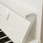 中古ピアノ カワイ(KAWAI Kb15J) 気品あふれるホワイトピアノ！置き場を選ばないコンパクトさ