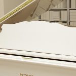 中古ピアノ ペトロフ(PETROF Ⅳ CHIPPEN) 気品あふれるホワイト＆バロック様式が美しい猫脚ピアノ