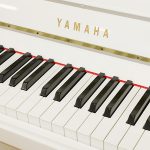 中古ピアノ ヤマハ(YAMAHA b113) 人気のヤマハ「bシリーズ」を気品あふれるホワイトピアノに！