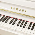 中古ピアノ ヤマハ(YAMAHA MC203) 白とシンプルデザインが魅力的なコンパクトピアノ