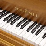 中古ピアノ シンメル(SCHIMMEL UP112B) ドイツ名門メーカーのランプ付　家具調インテリアピアノ