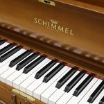 中古ピアノ シンメル(SCHIMMEL UP112B) ドイツ名門メーカーランプ付モデル　バロック様式の逸品