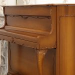 中古ピアノ シンメル(SCHIMMEL UP112B) ドイツ名門メーカーランプ付モデル　バロック様式の逸品