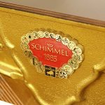 中古ピアノ シンメル(SCHIMMEL UP112B) ドイツ名門メーカーランプ付モデル　バロック様式の逸品