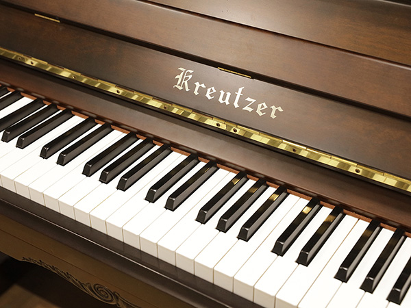 中古ピアノ クロイツェル(KREUTZER KE703) 重厚なフォルムとバロック風装飾の見事な融合