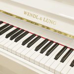 中古ピアノ カワイ(WENDL＆LUNG U118 ) 伝統あるウィーンのピアノメーカー　ホワイト猫脚仕様