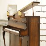 ドイツ名門メーカー 美しいバロック様式　ランプ付アップライトピアノ