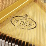 中古ピアノ ペトロフ(PETROF V) チェコの老舗ブランドの木目・小型グランド