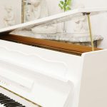 中古ピアノ カワイ(KAWAI C107) モール装飾・猫脚がオシャレな白いピアノ
