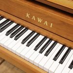 中古ピアノ カワイ(KAWAI K400 アンバーバーチ) 2019年製!モダンデザインの木目調ピアノ