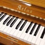 中古ピアノ アトラス(ATLAS NA806) 重厚感ある低音　個性的なデザインの大型・木目ピアノ